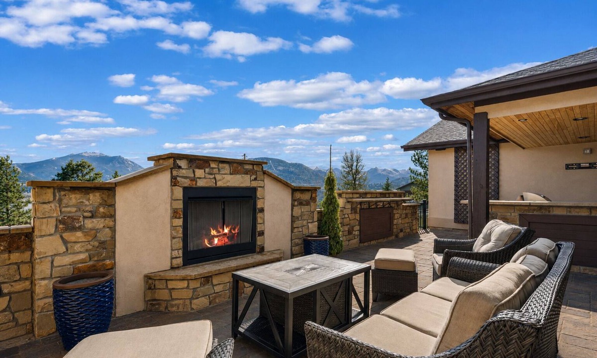 Estes Park House | Elk Corner Retreat | Hot Tub, Foosball, Mountain Views & Private Courtyard