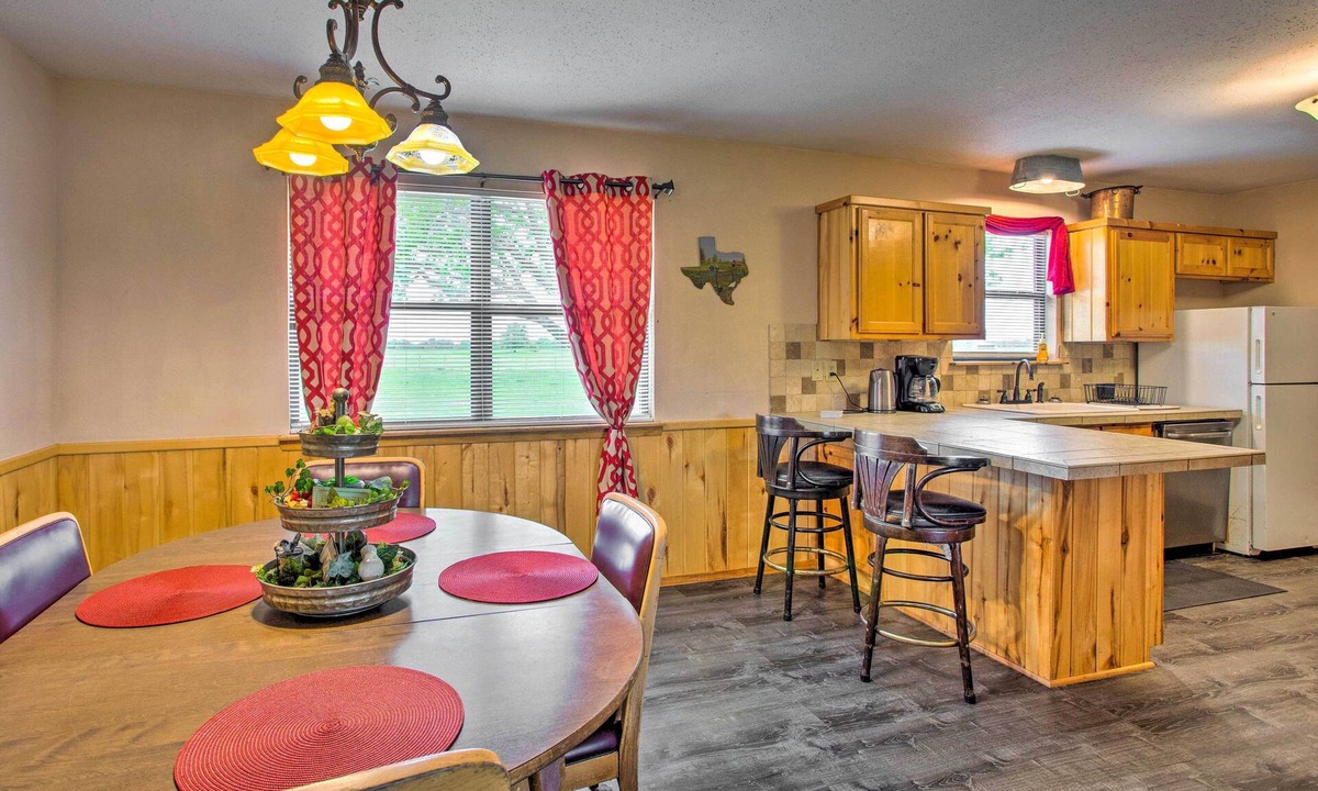 Emory Cottage | Emory Escape w/Pond Access < 13 Mi to Lake!