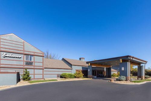 Topeka Hotel | Endeavor Inn & Suites, Trademark Collection by Wyndham