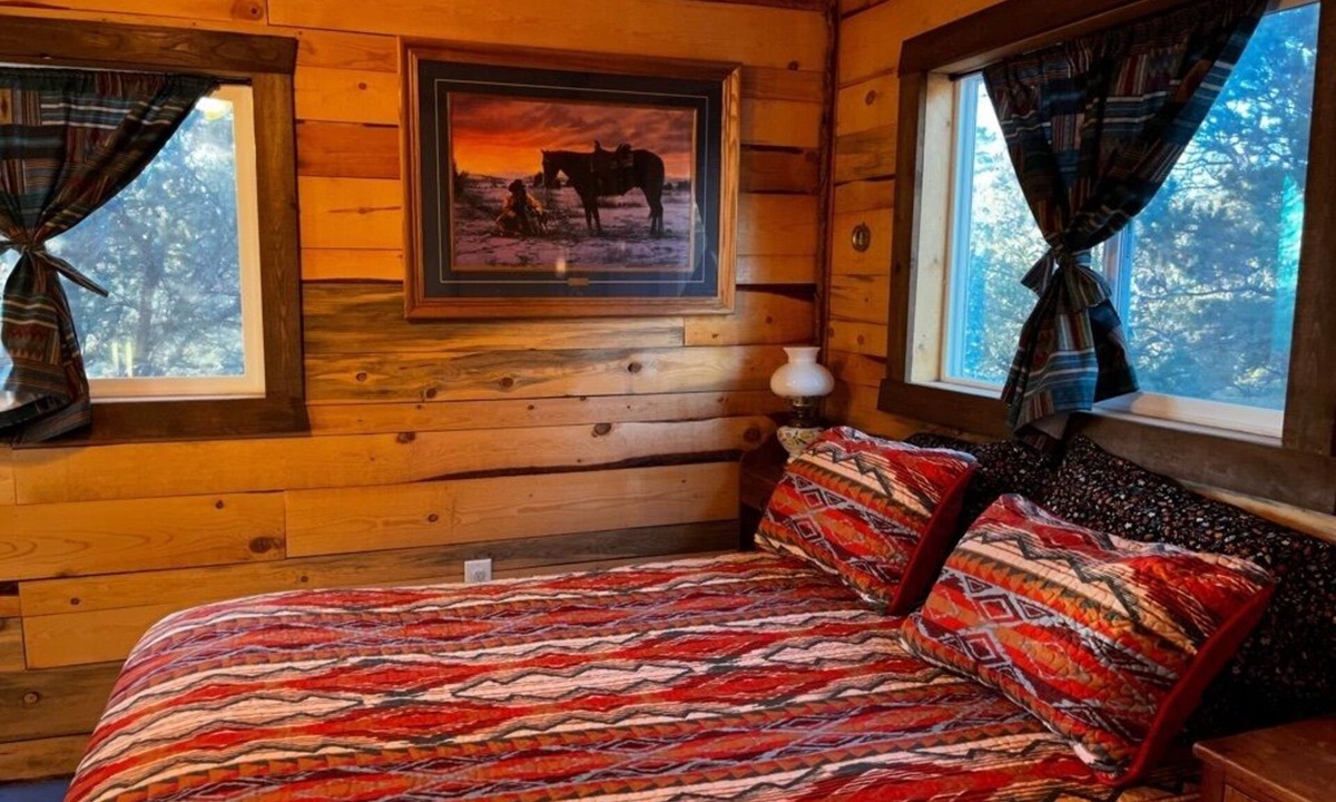 Canada de los Alamos Cabin | Enjoy the Western Charm of this Cozy Mustang Bunkhouse