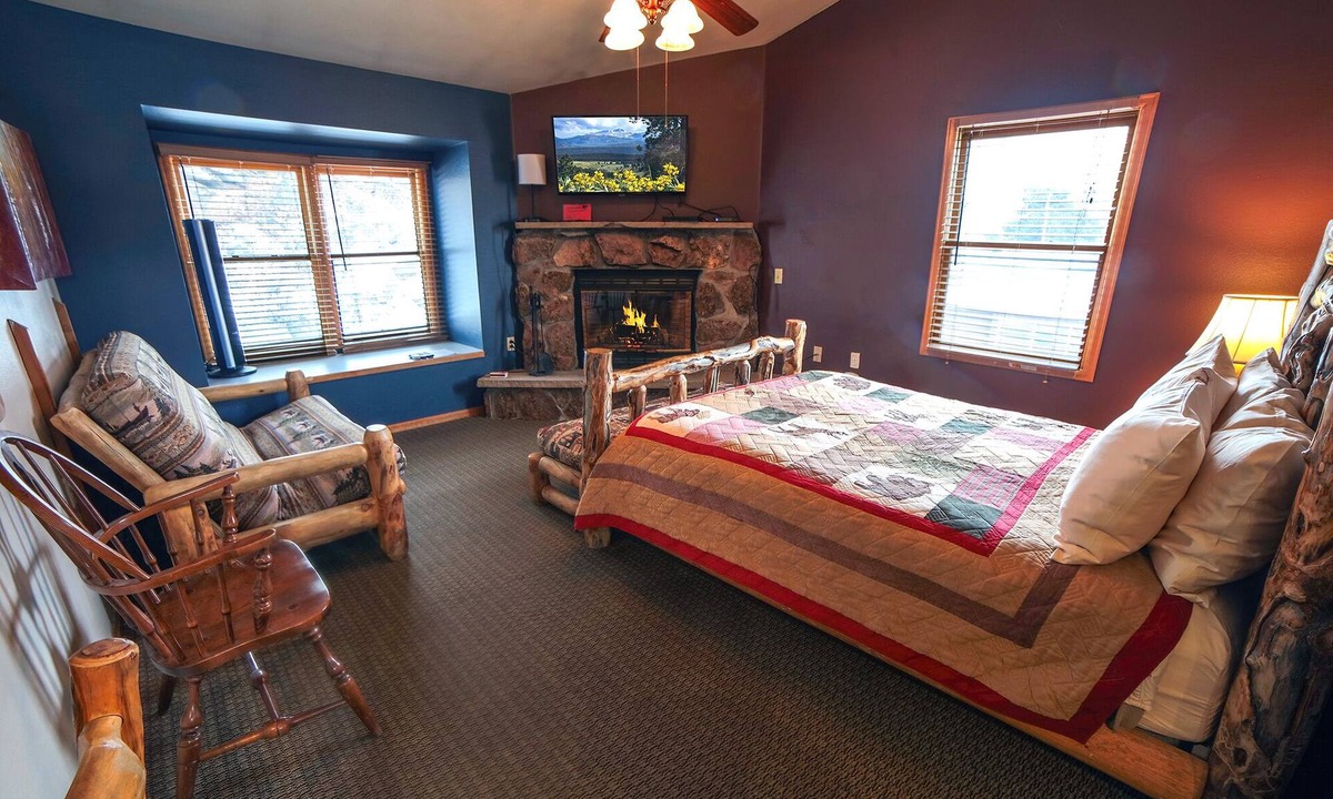 Estes Park Cabin | Enjoy your time in a cozy suite at a great rate!