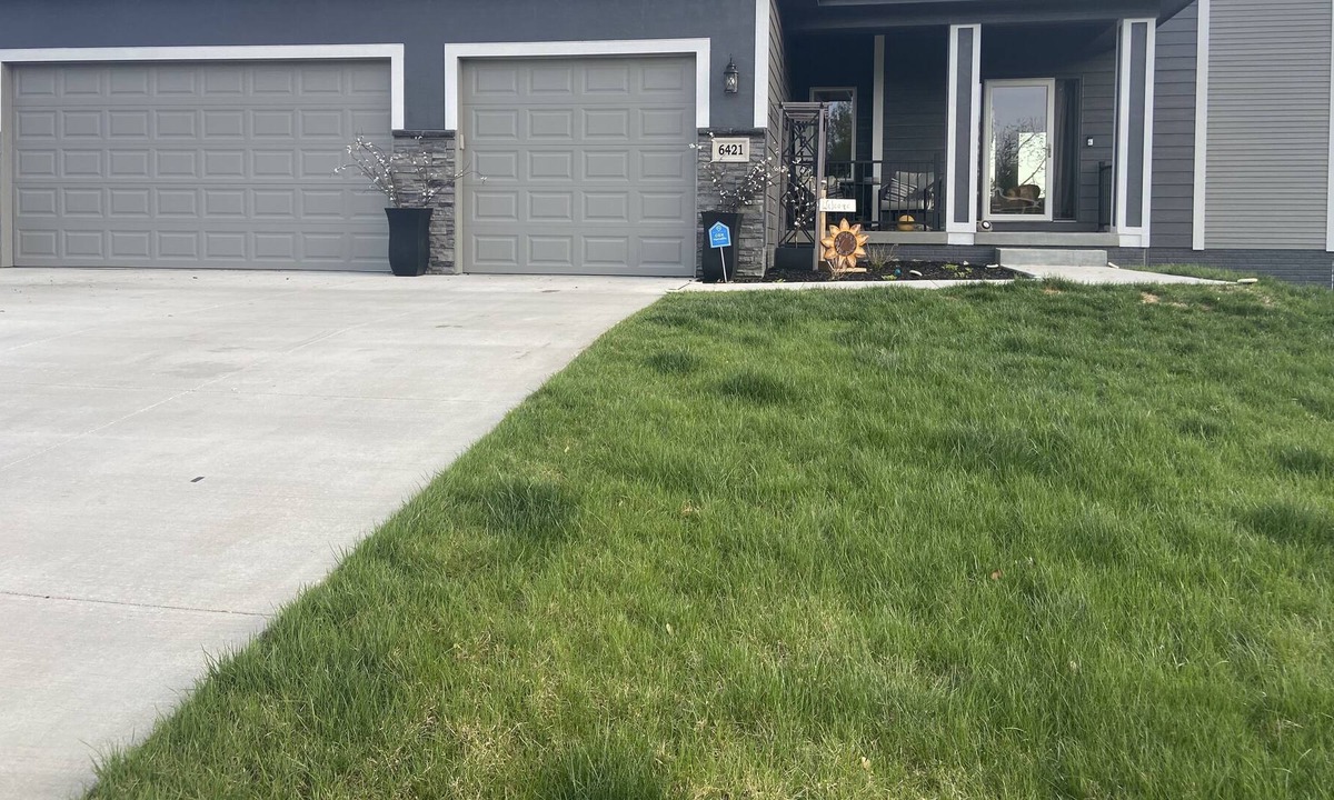 Omaha House | Entire 4 bed 3.5 bath new construction home with jacuzzi tub!