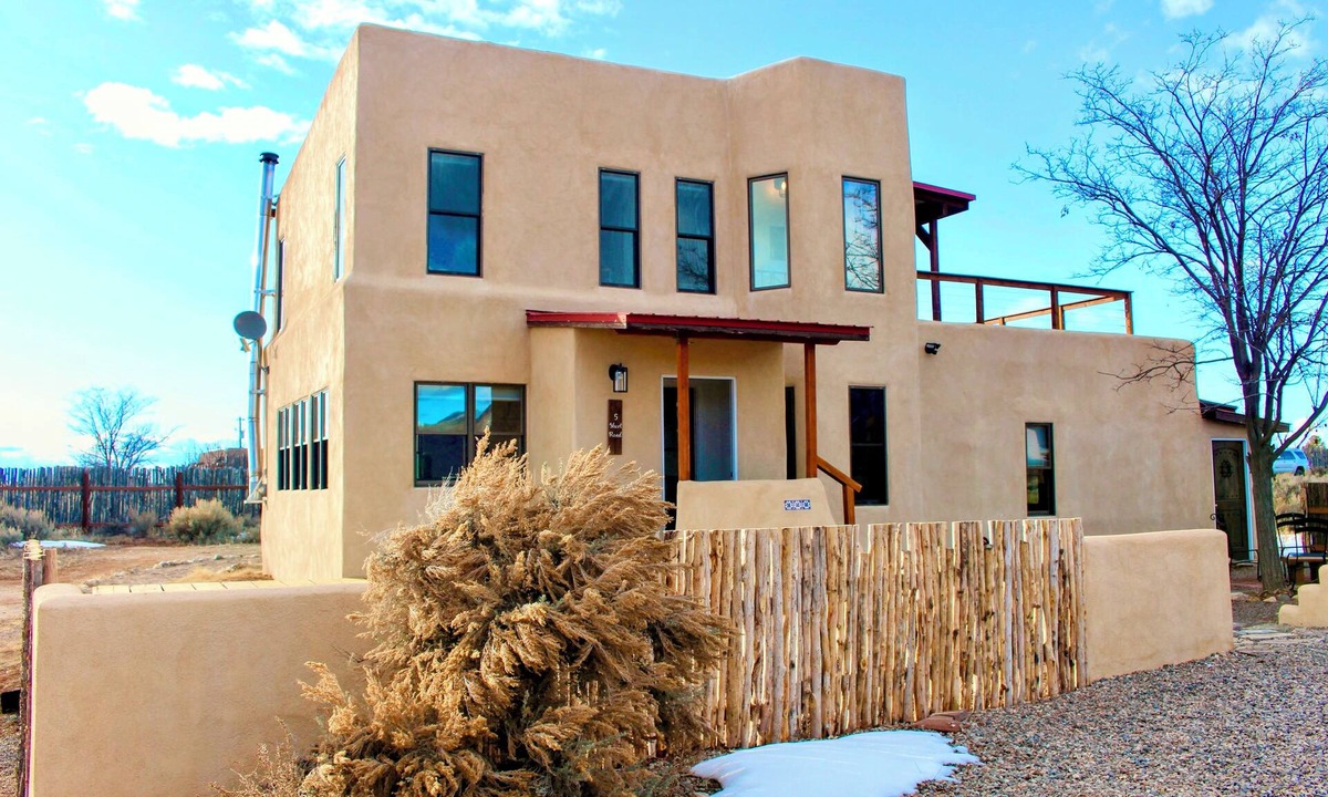 Taos House | Entire home with privacy and views 10 mins to town 25mins to ski area