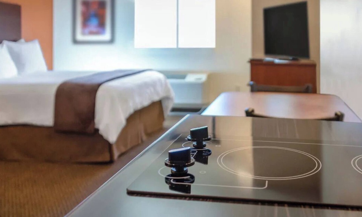 Overland Park Hotel | et-Friendly Hotel with Kitchens Near Overland Park Arboretum Trails