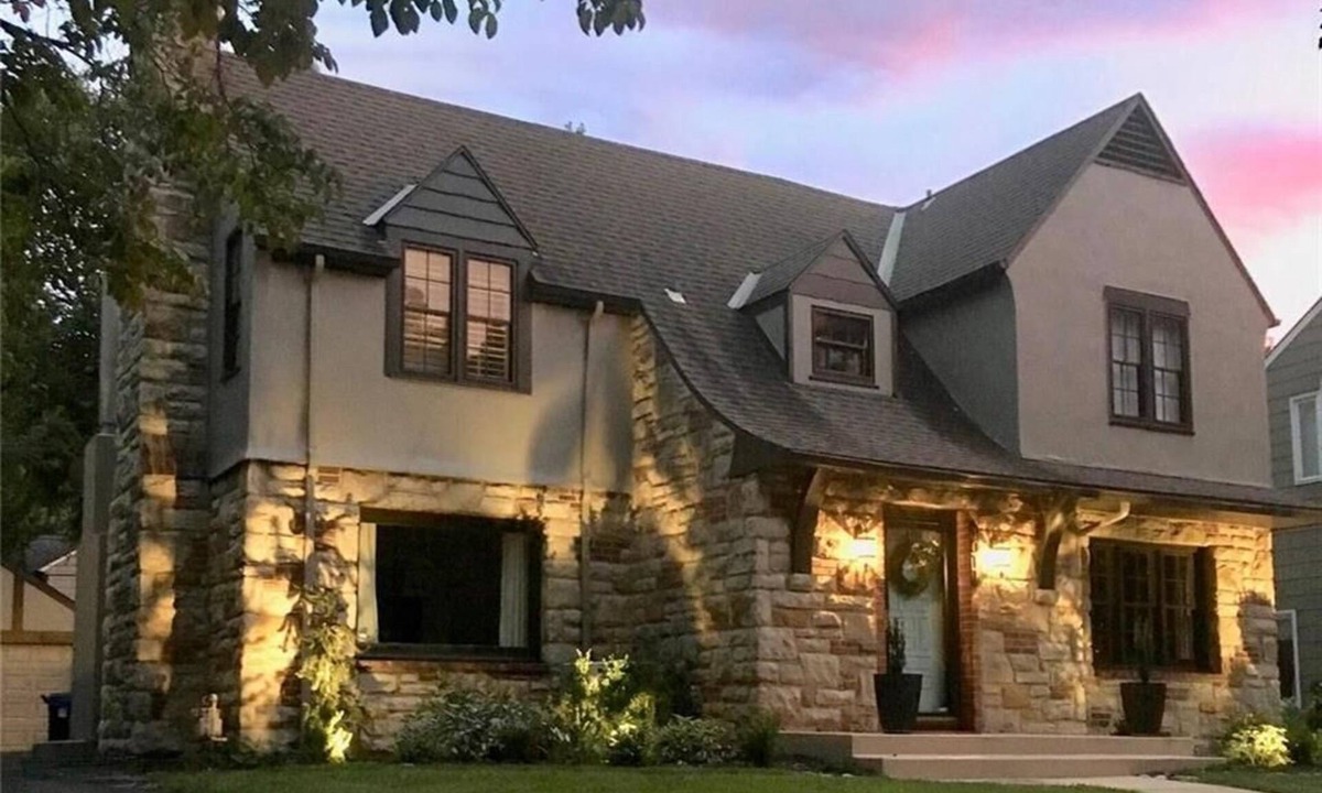 Romanelli West House | Executive World Cup Hub - GFiber - Walk to Brookside - 30-Day Private Retreat
