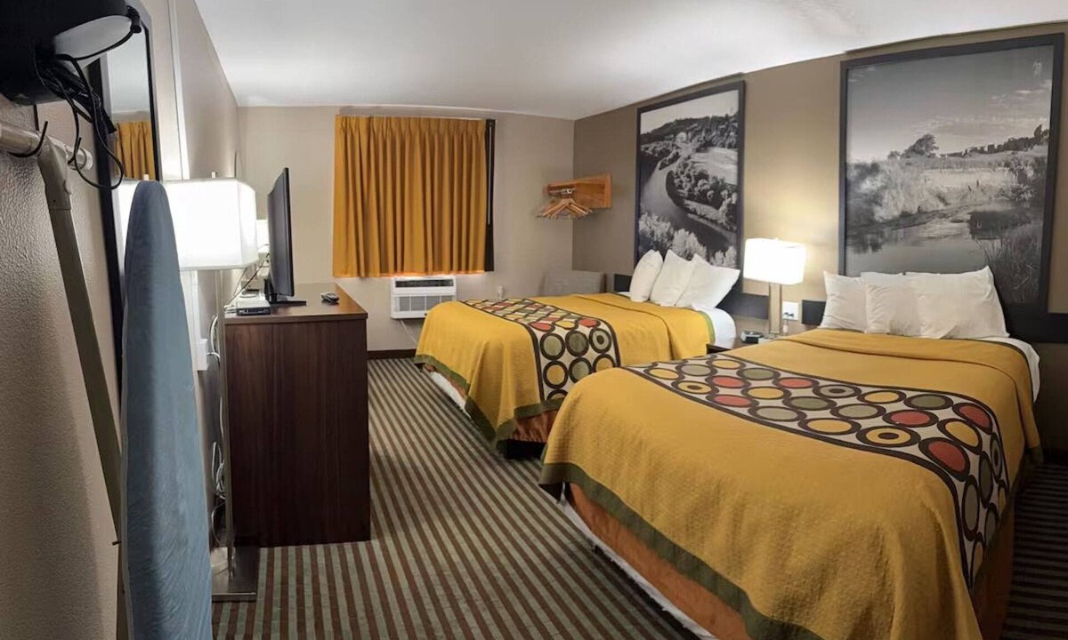 Lexington Hotel | Experience an Easy and Relaxing Stay | Located Near Dining Spots + Free Parking