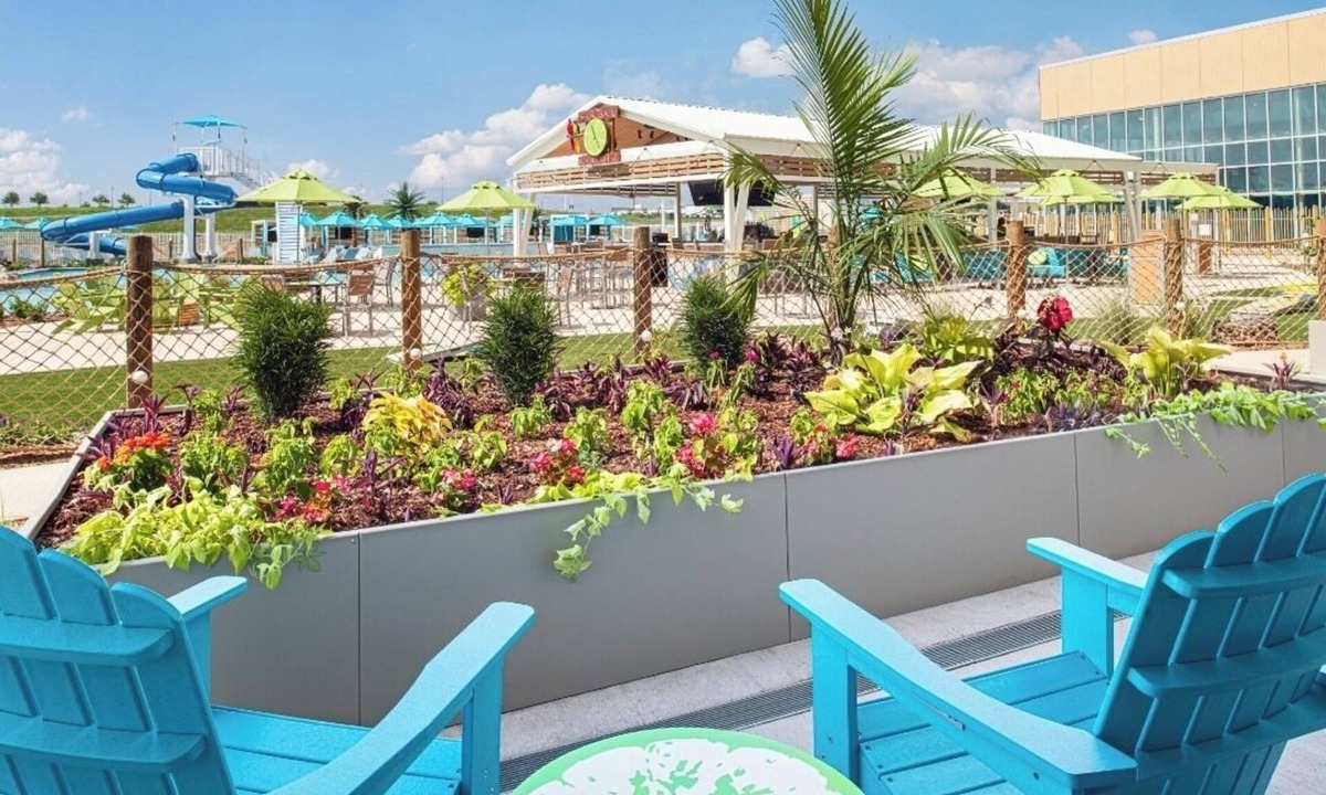 I-435 West KC-KS Hotel | Explore Nearby Legends Outlets and Kansas Speedway from Tropic-Inspired Stay