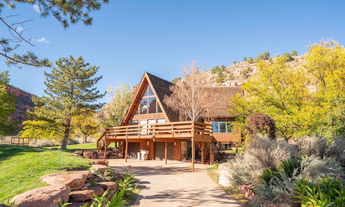 Kanab Cabin | Family Cabin w/Hot Tub | Red Rock Views | Pets
