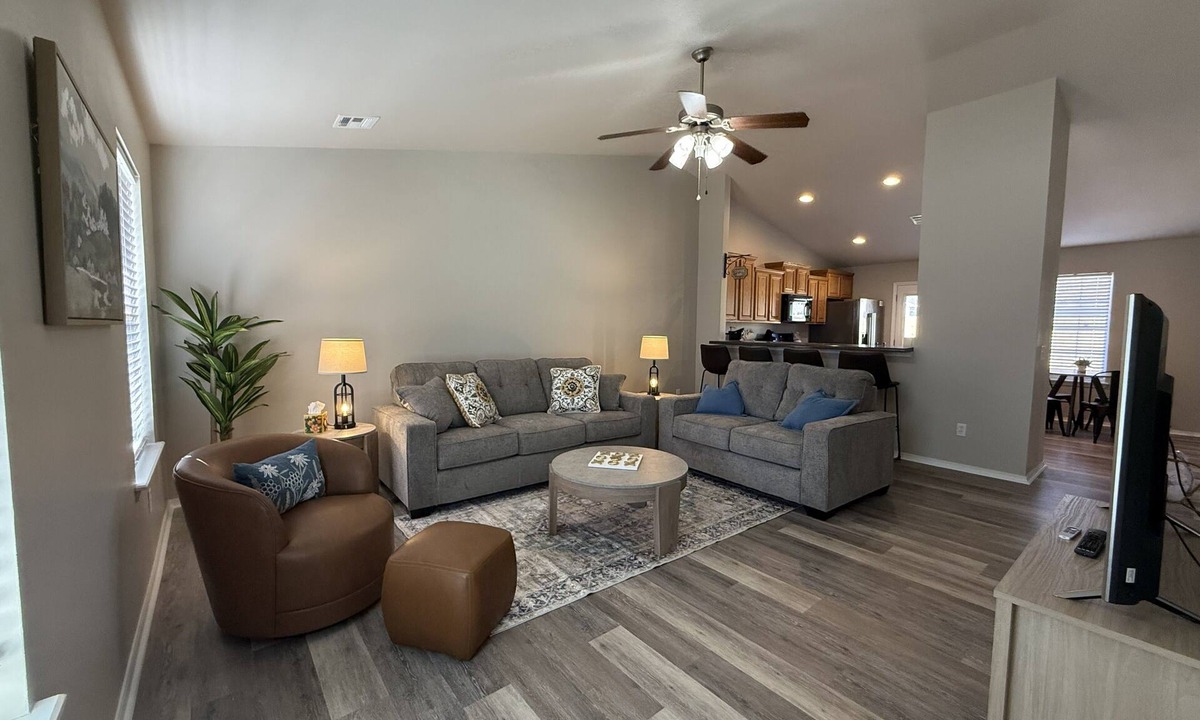 Broken Arrow House | Family-friendly 3BR with a fun 90s themed game room, fenced yard & grill