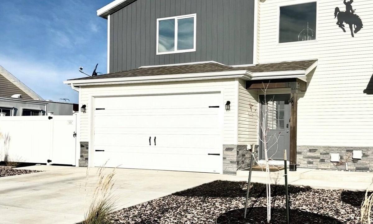Rawlins House | Family Friendly Duplex Near I-80 - Game Room & Fenced Yard