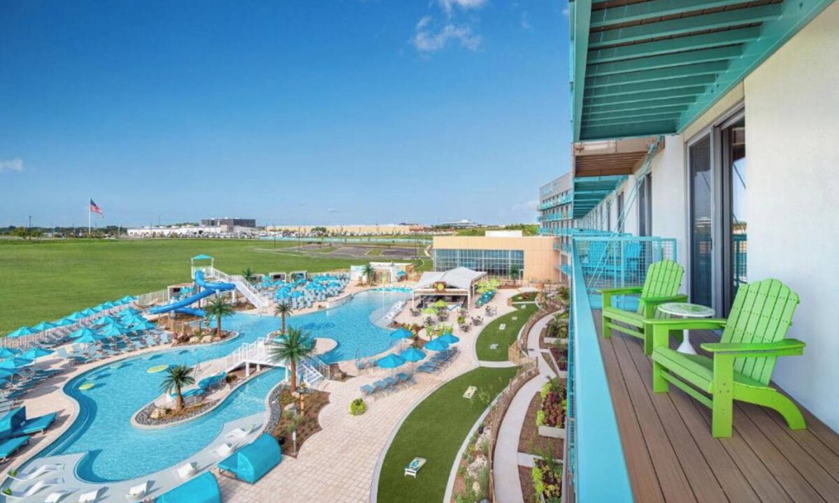 I-435 West KC-KS Hotel | Family Friendly Room Perfect for Unwinding After City Excursions - with Pool