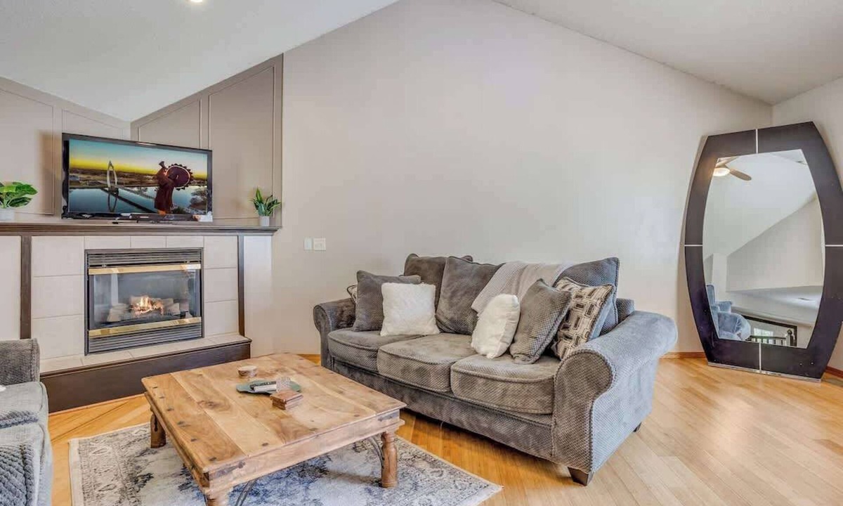 Derby House | Family Retreat Close to Shopping and Town Fun! King Master Suite & Pack N Play