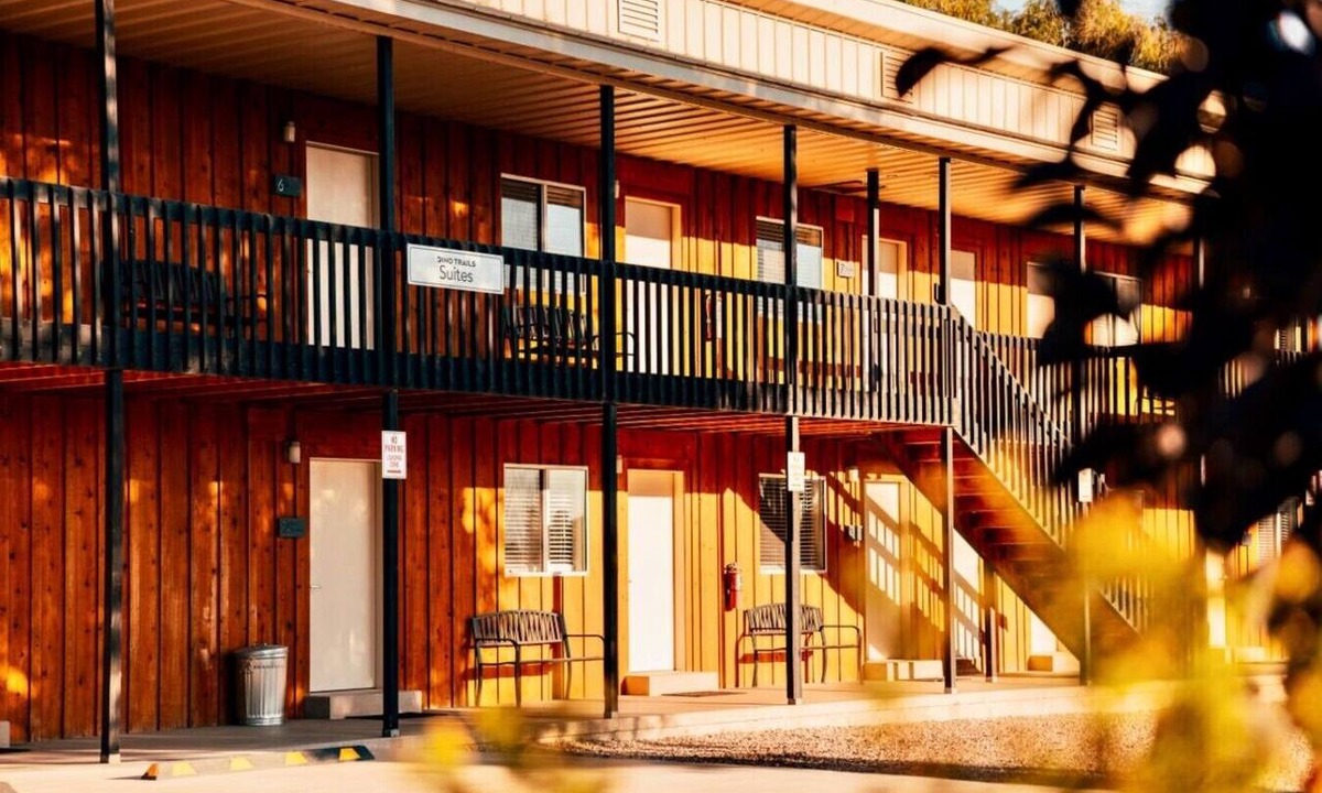 Jensen House | Family reunion and corporate retreat lodge near Dinosaur National Monument, sleeps up to 40