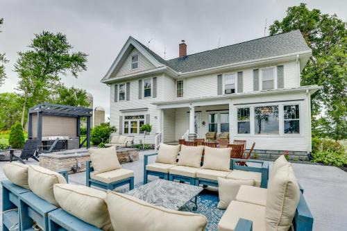 Mount Horeb House | Fire Pits, Views & Yard: Luxe Mt Horeb Getaway!