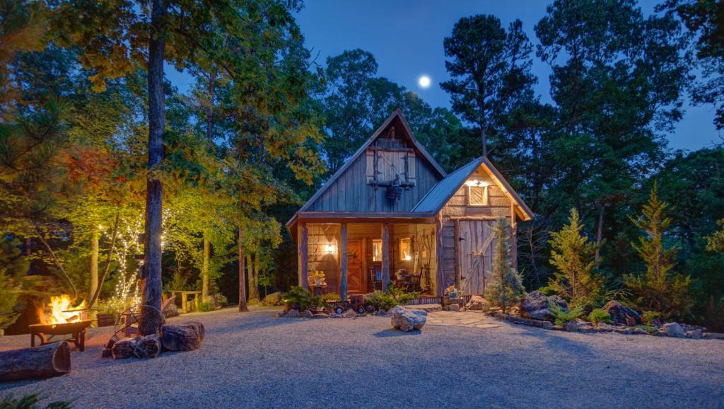 Hot Springs Bed & Breakfast | Fox Pass Cabins