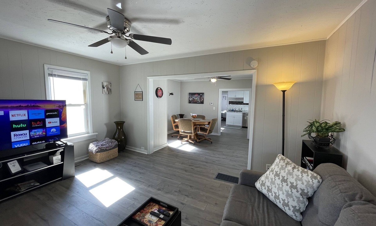 Lincoln House | Full House minutes' walk to Memorial Stadium, Hawk Field, Haymarket/Railyard
