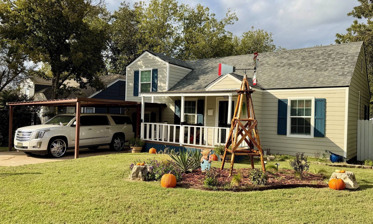Lawton House | Fun, entertaining home with game room near Fort Sill, restaurants, & shopping.
