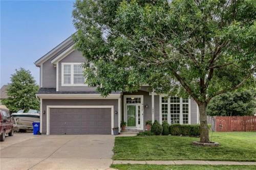New Century House | Gardner 5 bedroom and 3 baths Family friendly and long term stay