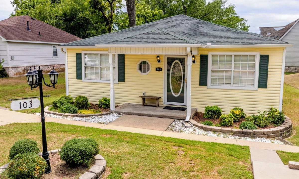 Claremore Cottage | Goldfinch Guesthouse: Charming Family Home Near Lake & Downtown Claremore