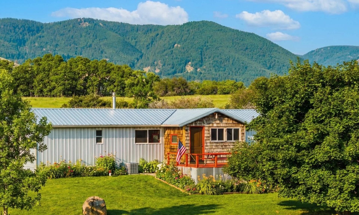 Saddlestring House | Gone Fishin' | Private Hot Tub, BBQ & Garage Lounge | Pet-Friendly Mountain Hideaway in Story, WY | 3 Bed, Sleeps 6 | 20 Min to Sheridan