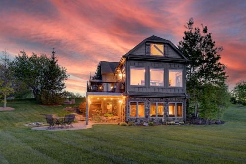 Stocking House | Gorgeous and Modern Cabin Rental with Lake Views near Omaha, Nebraska