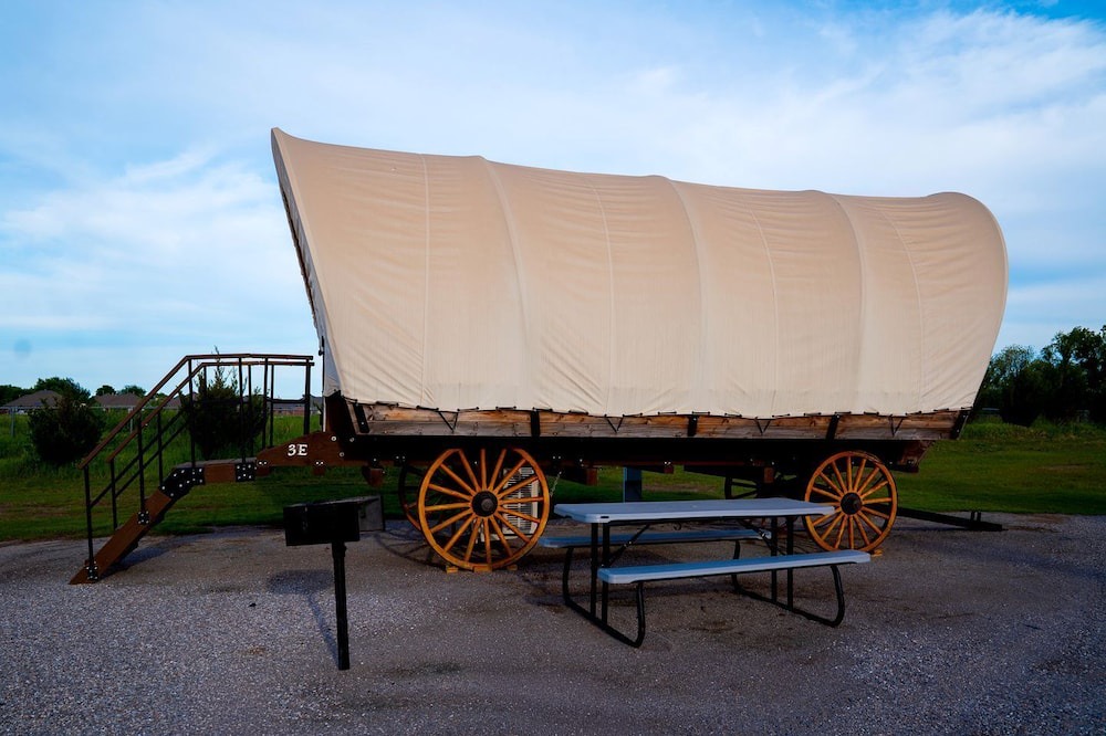 South Oklahoma City House | Gorgeous Nature Getaways in this Wonderful Covered Wagon Rental for 4 in Moore, Oklahoma