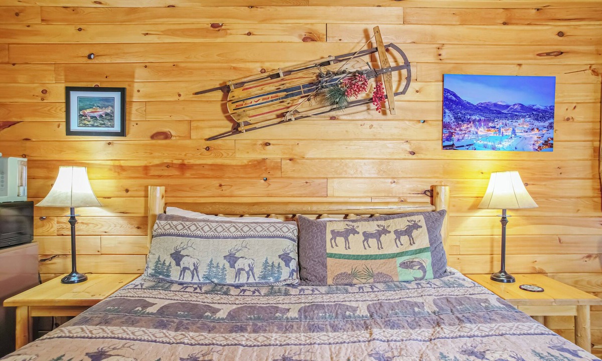 Estes Park Hotel | Gorgeous Riverfront Suite with Views R2