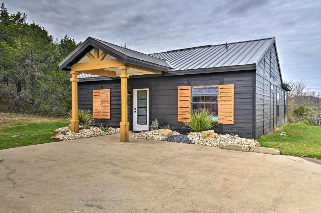 Graford House | Graford Cabin w/Rooftop Deck & Lake Views!