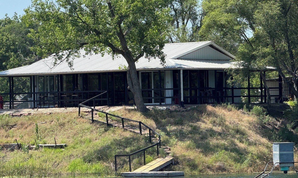 Arlington Cabin | Grandpa’s cozy cabin in Arlington with WiFi, AC, grill,fishing, pedal boat,kayak