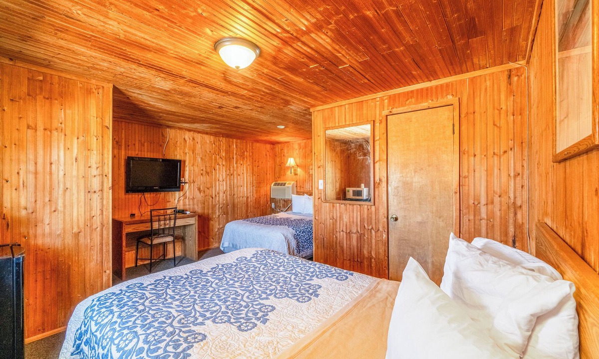 La Crosse Hotel | Green Acre Motel by OYO Near Rush County Airport