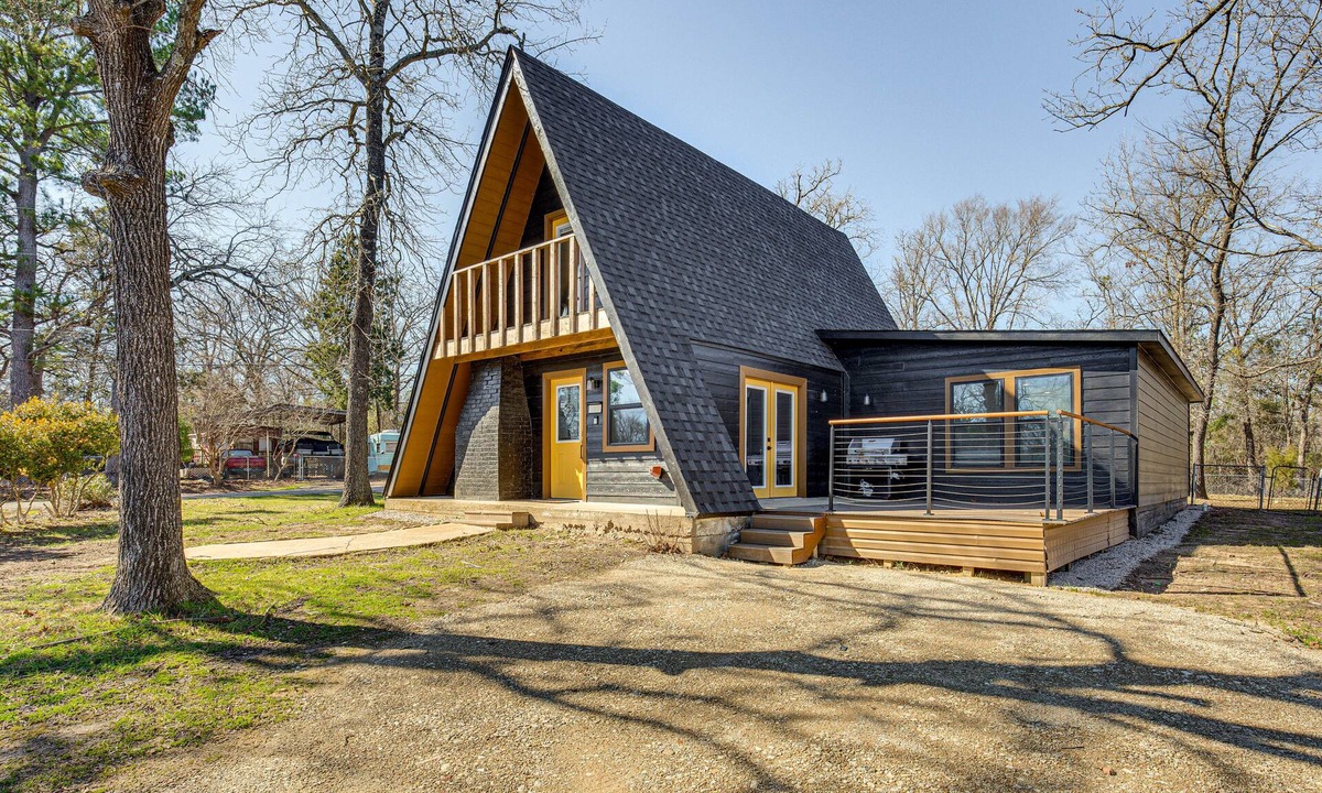 Log Cabin Cabin | Grills & Fire Pit: Cedar Creek Reservoir Cabin!