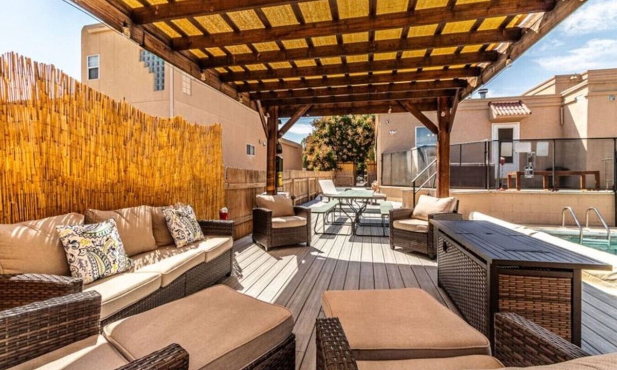 Farmington House | Heated Pool & Hot Tub | Sleeps 11 | Pool Table