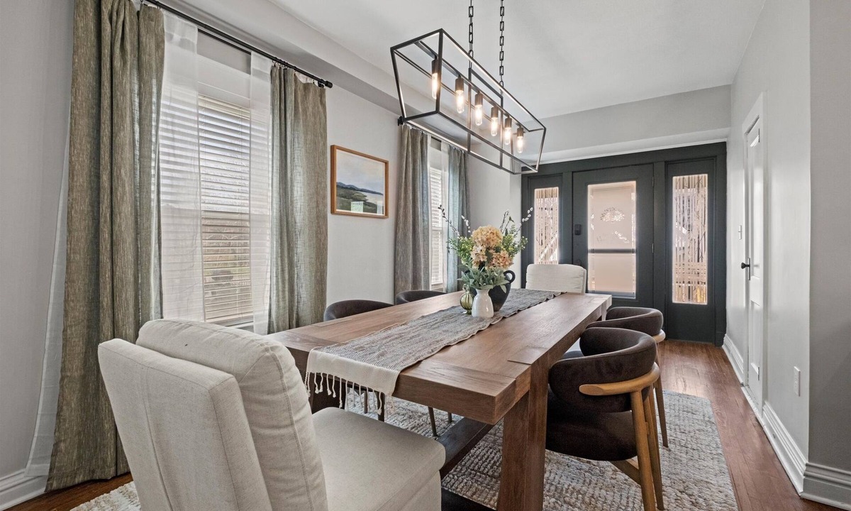 South Hyde Park House | Heights At Hyde Park Home - Walk to Nelson + Streetcar + Parking!
