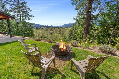 Randle House | Hike, Fish, Hunt & Ski: Secluded Cascades Cabin!