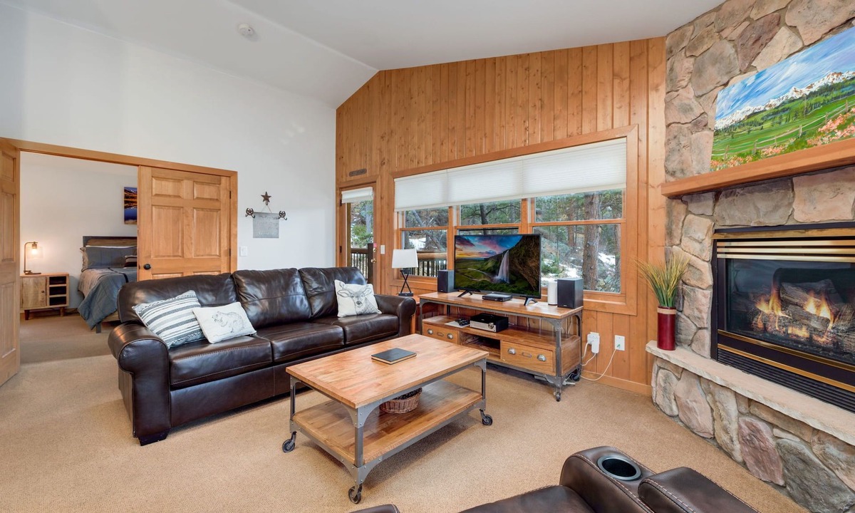 Estes Park Condo | Hillside Mountain Retreat Fireplace Near RMNP