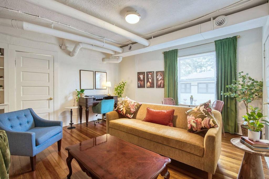 Southmoreland Apartment | Historic 1Bdrm - Parking - Walk to Restaurants & Westport!