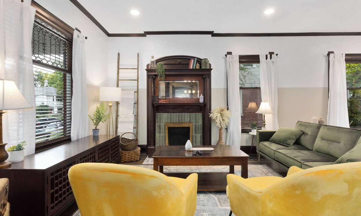 Southmoreland House | Historic 4BR Home, Near Plaza and Downtown w/Spa Bath and 2 King Beds. Sleep 8