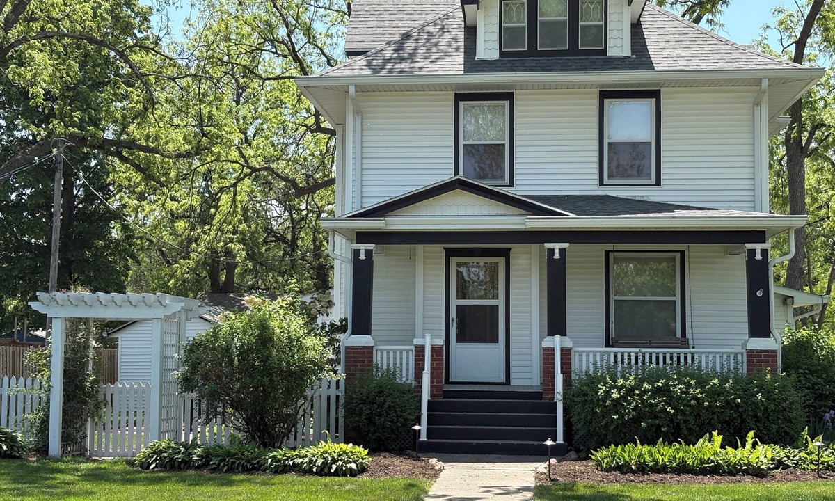 Gretna House | Historic 5 Bedroom Home – Perfect Family Getaway Near Omaha & Lincoln!