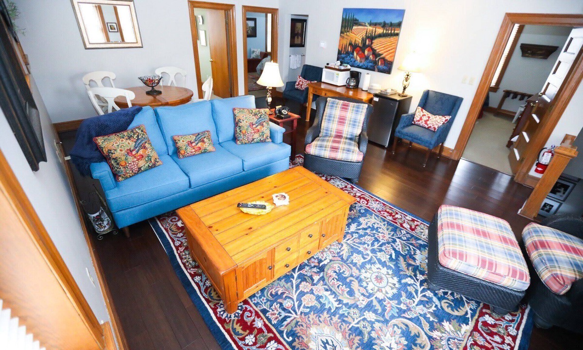 Hanover Place Bed & Breakfast | Historic Building - 5 Bedroom with On-site Parking in Midtown Kansas City!