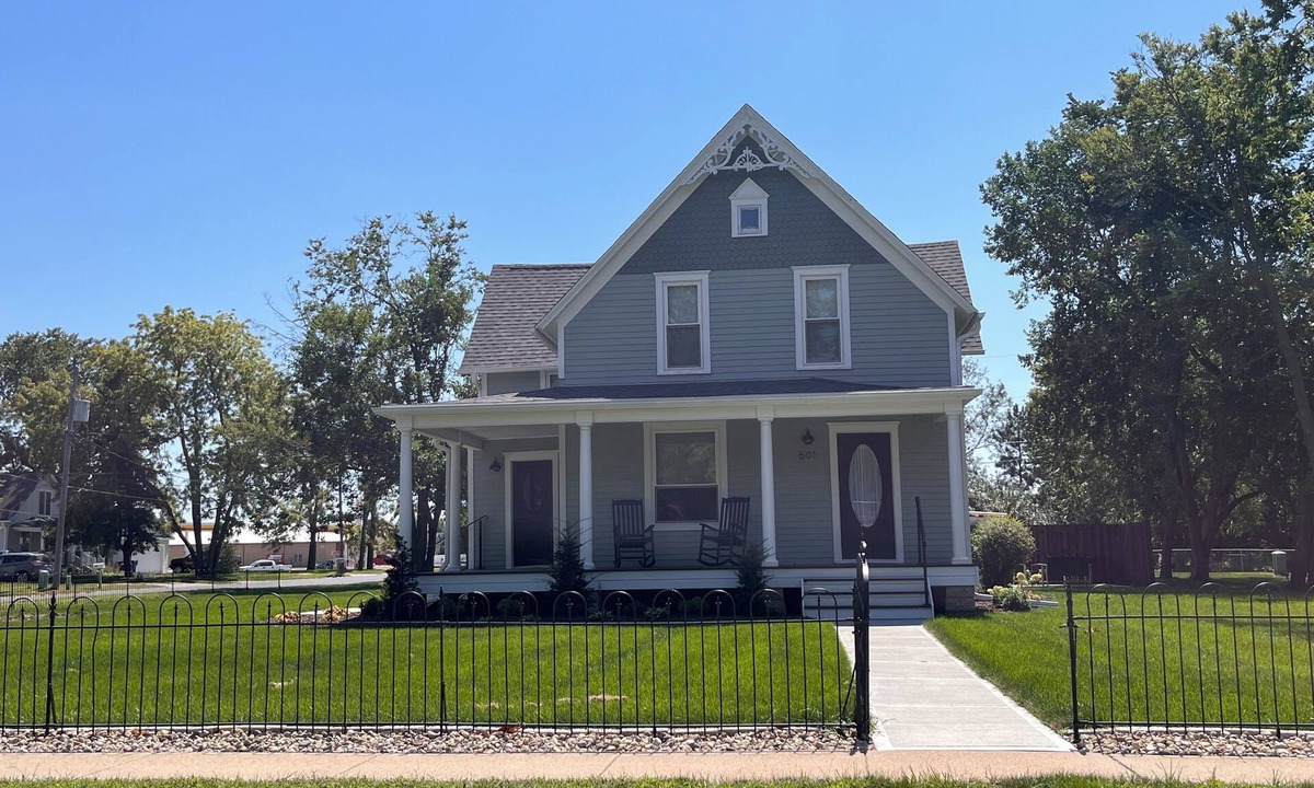 Gretna House | Historic Farmhouse Haven with quick access to 1-80 to enjoy Omaha or Lincoln