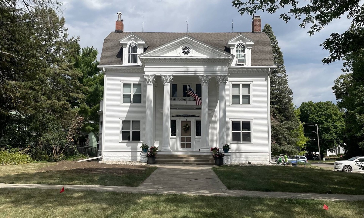 Storm Lake House | Historic home near lake, parks and BVU! Perfect for summer vacay and reunions!