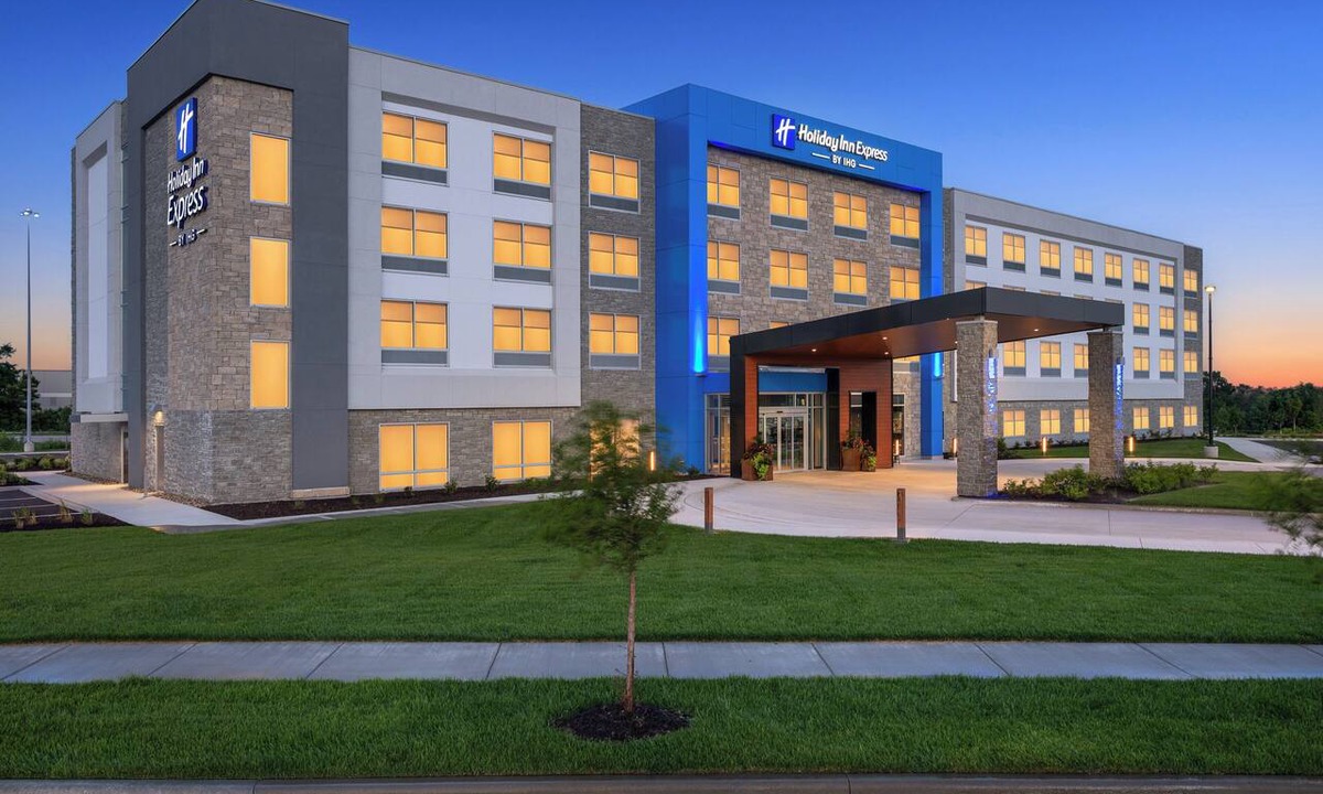 Bucyrus Hotel | Holiday Inn Express & Suites Overland Park South