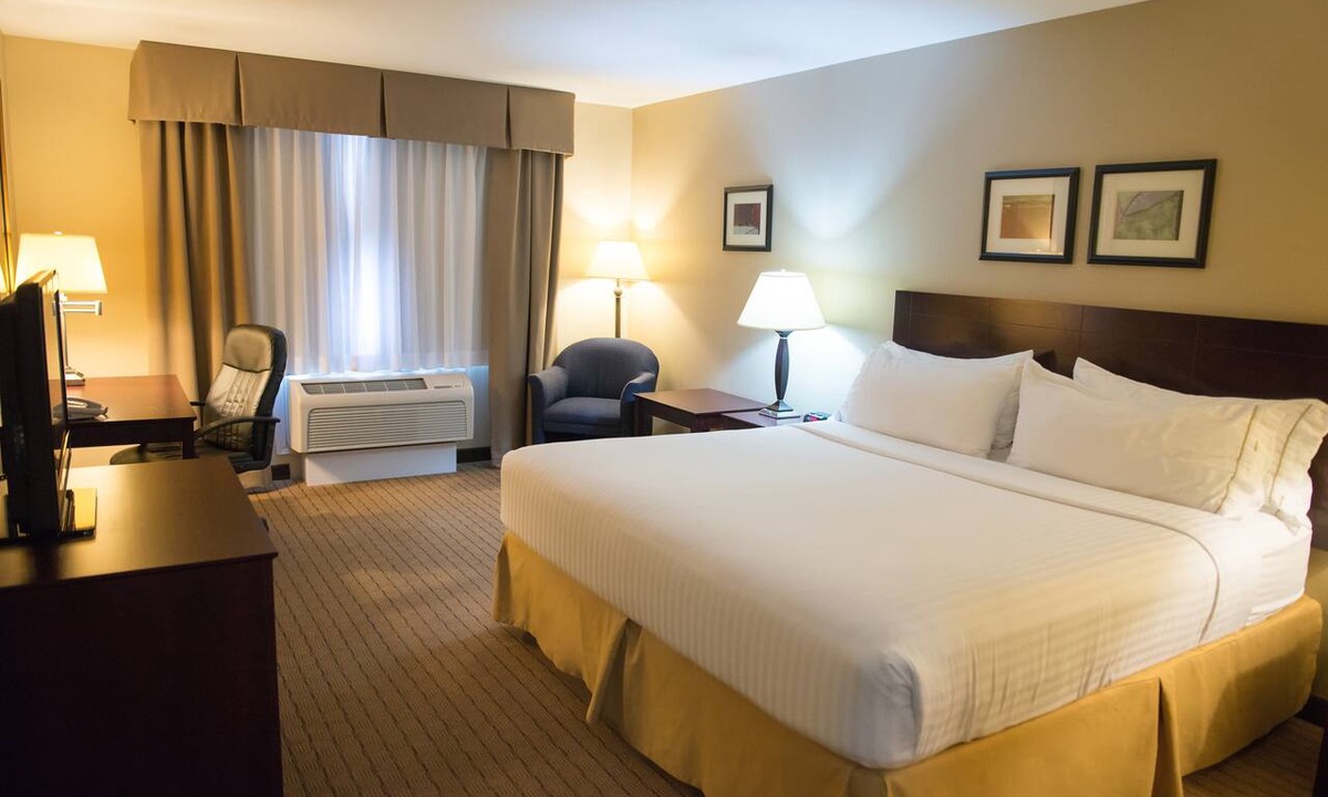 Devils Lake Hotel | Holiday Inn Express Devils Lake by IHG