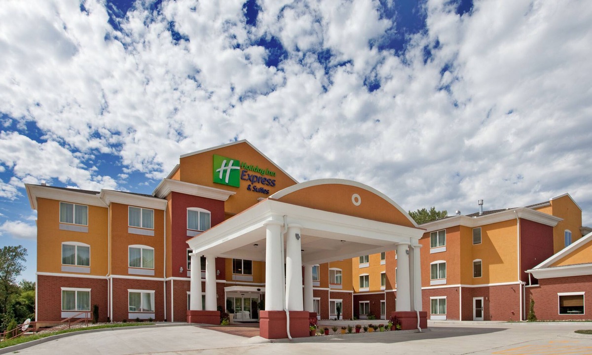 South Kansas City Hotel | Holiday Inn Express Hotel & Stes Kansas City Sports Complex by IHG