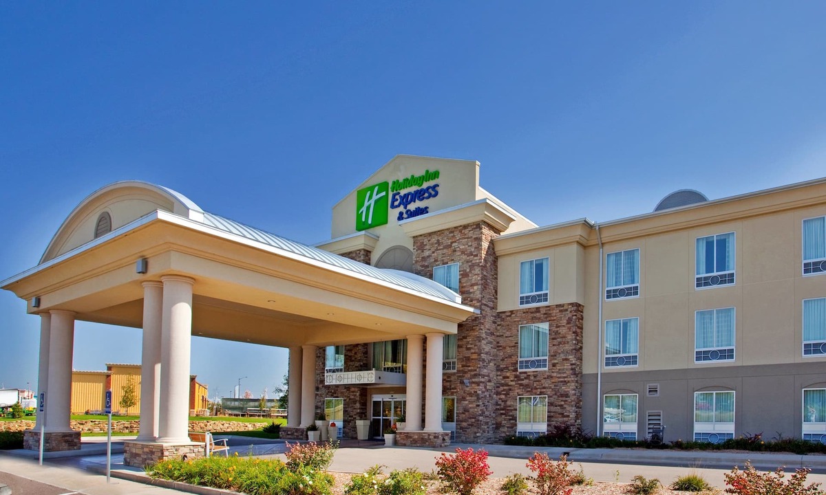 Andover Hotel | Holiday Inn Express Hotel & Suites East Wichita I-35 Andover by IHG
