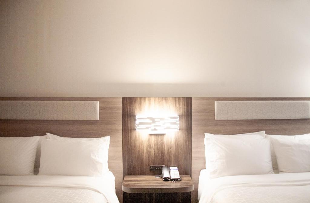 Overland Park Hotel | Holiday Inn Express & Suites Overland Park by IHG