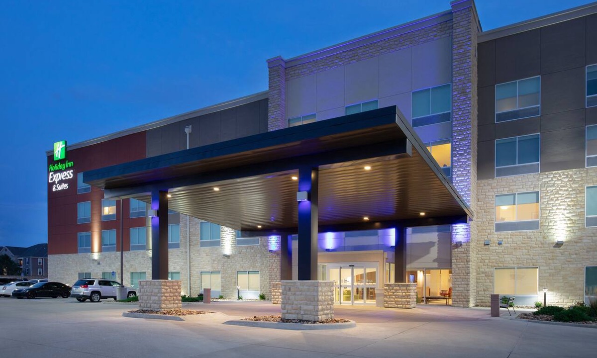 Great Bend Hotel | Holiday Inn Express & Suites Great Bend by IHG