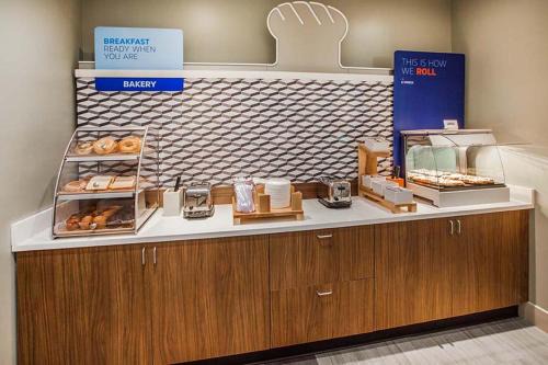 Great Bend Hotel | Holiday Inn Express & Suites Great Bend by IHG