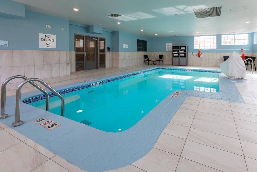 Meridian Hotel | Holiday Inn Express & Suites Englewood - Denver South by IHG