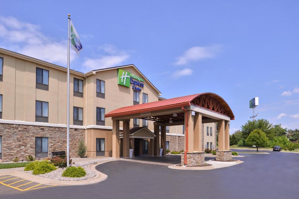 Topeka Hotel | Holiday Inn Express & Suites Topeka West I-70 Wanamaker by IHG